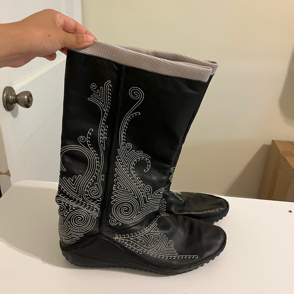 Vintage Black and White Embroidered Puma Boots